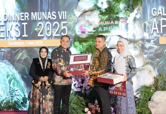 					Munafri dan Melinda Aksa Serahkan Cinderamata Makassar di Munas APEKSI