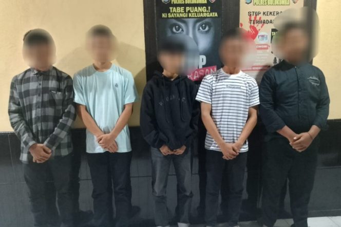 					Kelima Terduga Pelaku Pengeroyokan Diamankan di Mapolres Bulukumba. (Foto: Istimewa)
