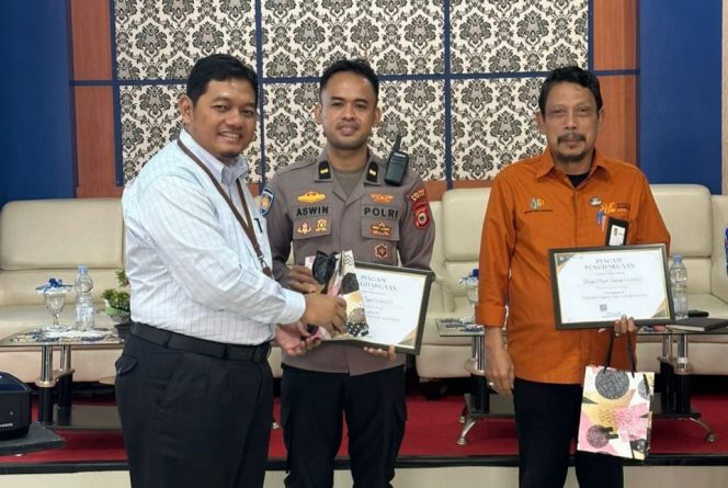 					Kepala KPPN Sinjai Arif Kurniadi Menyerahkan Piagam Penghargaan Kepada Seksi Keuangan Polres Sinjai, Ipda Aswin. (Foto: Istimewa)