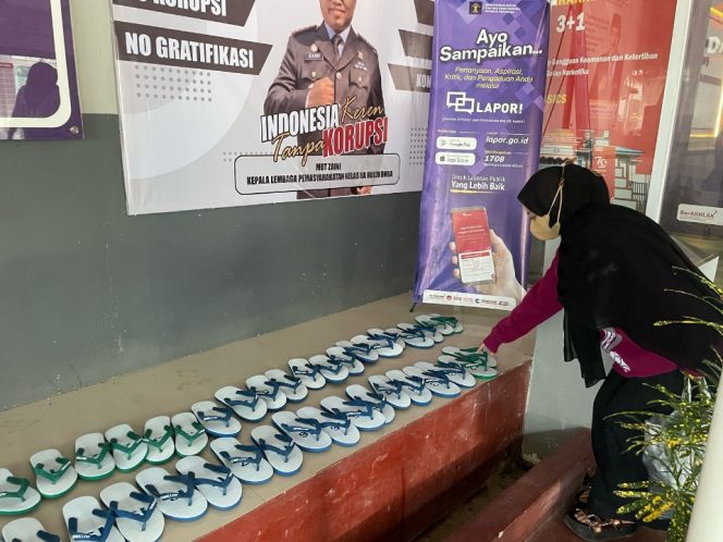 					Pengunjung atau Pembesuk Mengganti Alas Kaki Memakai Sendal yanh Disediakan Pihak Lapas Bulukumba. (Foto: Istimewa)