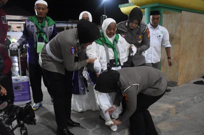 					Polwan Polres Bulukumba Bantu CJH Lansia Saat Persiapan Pemberangkatan ke Asrama. (Foto: Istimewa)