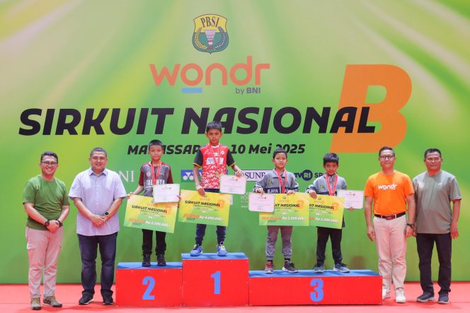 					Wali Kota Munafri Arifuddin didampingi Ketua PBSI Sulsel Devo Khaddafi saat penyerahan medali Juara kelas umur Sirkuit Nasional B Sulsel di Makassar (dok.)