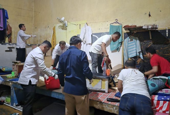 					Blok Hunian Warga Binaan Digeledah oleh Petugas Lapas Makassar. (Foto: Ist/ Humas)