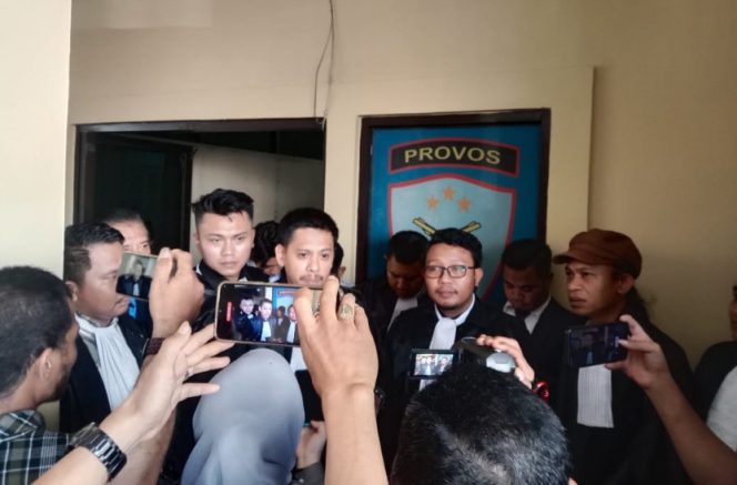 					Kuasa Hukum AAS Building dan Tim Hukum Dr. Kurniawan Usai Melapor di Polrestabes Makassar. (Foto: Berita.News/ Akbar)