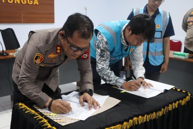 					Penandatanganan Nota Kesepahaman antara Polres Selayar dan PLN. (Foto: Istimewa)