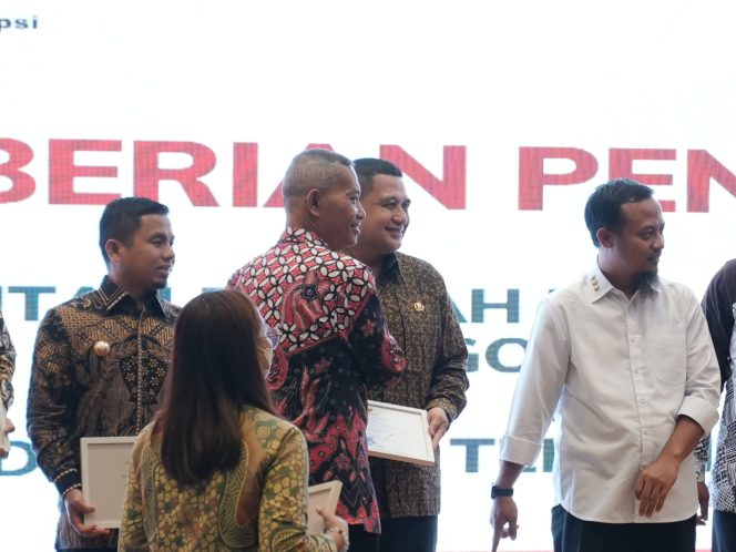 					Pemkot Makassar Raih Penghargaan MCP dari KPK Kategori “Terjaga”