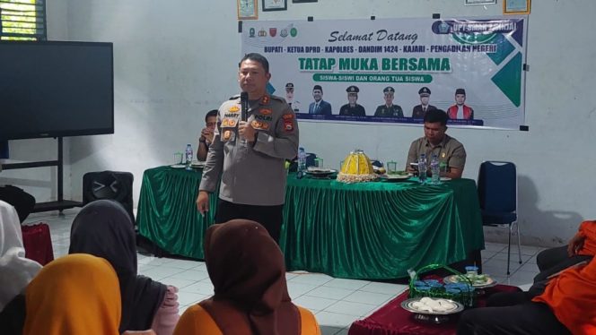					Pemaparan Kapolres Sinjai, AKBP Harry Azhar Tentang Pembinaan Karakter Dihadapan Siswa SMA. (Foto: Ist/ Humas)