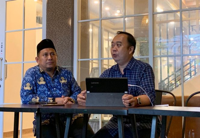 					Ketua Panitia SPMB Provinsi M Nur Kusuma bersama Staf Teknis Muliyama saat paparkan pelaksanaan Tes Potensi Akademik (TPA) Masuk SMA Unggulan Sulsel (dok.)