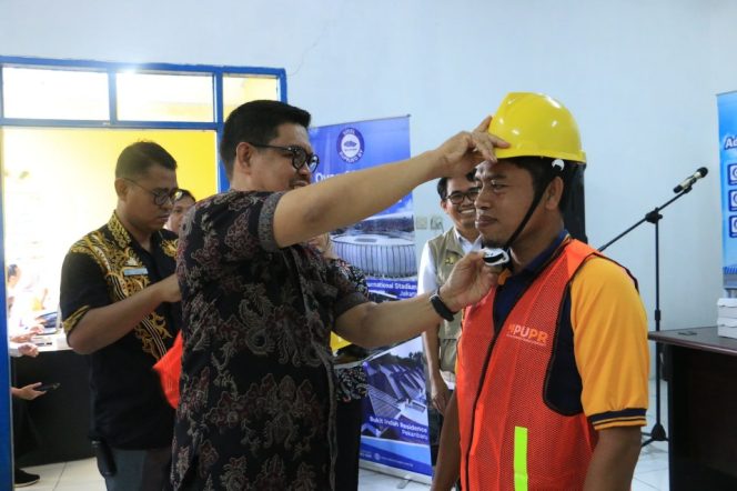 					Wabup Bulukumba, Andi Edy Manaf Memasangkan APD kepada Pekerja Konstruksi yang Ikut Uji Kompetensi. (Foto: Ist/ Humas)