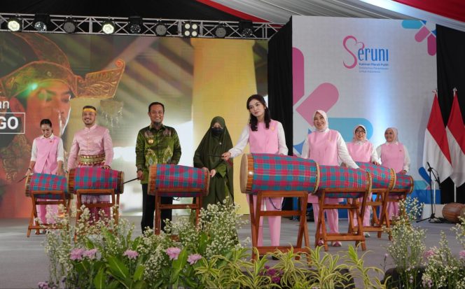 					Gubernur Sulsel Andi Sudirman Sulaiman dan Ketua TP PKK Naoemi Octarina saat mendampingi Ketua Dewan Kerajinan Nasional Selvi Gibran Rakabuming membuka Event Warna Budaya di Fort Roterdam Makassar (dok.Humas Sulsel)