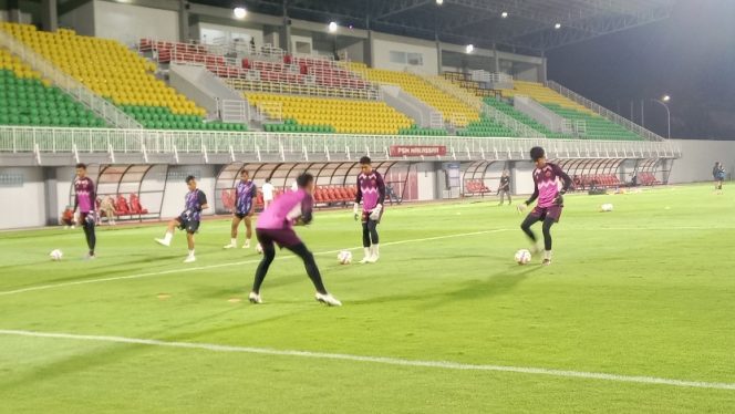 					Sesi Training Official PSM Makassar Di Stadion GBH Parepare. (Foto: Berita.News/ Wahyu)