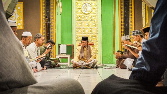 					Kepala Sub Seksi Pelayanan Tahanan, Ridwan Pimpin WBP Membaca Al-Quran. (Foto: Ist/ Humas)