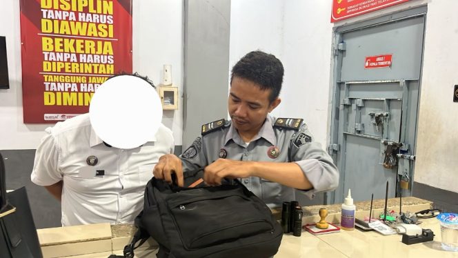 					Petugas Lapas Bulukumba Memeriksa Barang Bawaan Pengunjung di Pintu Utama. (Foto: Ist/ Humas)