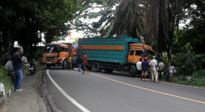 					Arus Lalu Lintas Terhambat Akibat Dua Truk Terlibat Insiden di Depan Rujab Wali Kota Parepare. (Foto: Berita.News/ Wahyu)