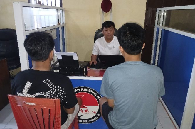 					Dua Terduga Pelaku saat Menjalani Pemeriksaan di Ruang Penyidik Satresnarkoba Polres Bulukumba. (Foto: Istimewa)