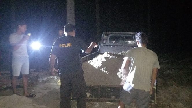 					Personel Polsek Bontomanai Mendatangi Lokasi Tembang Pasir Ilegal dan Menemukan Barang Bukti beserta Pelaku. (Foto: Istimewa)