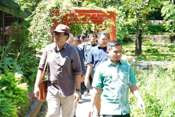 					Tasming Hamid Dampingi Pengelola Taman Rekreasi Selecta Di KRJ. (Foto: Ist/ Humas)