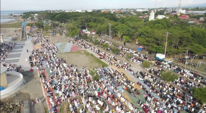					Suasana Lebaran Idul Fitri di Pantai Merpati Bulukumba. (Foto: Istimewa)