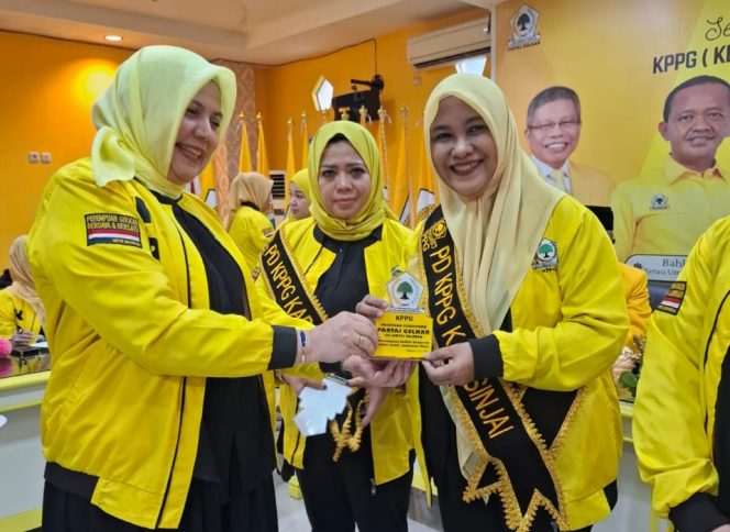 					Penyerahan Plakat Penghargaan kepada Andi Rusmiati Rustham. (Foto: Istimewa)