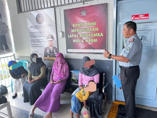 					Kalapas Bulukumba, Akbar Amnur Edukasi Pengunjung Soal Anti Pungli. (Foto: Istimewa)