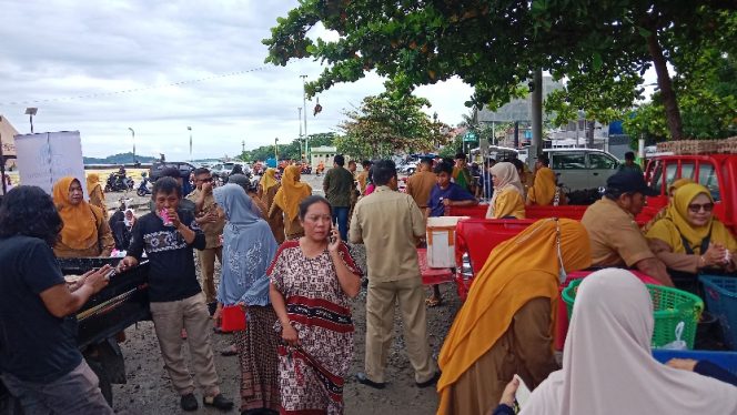					Pasar Murah Pemkot Parepare di Pelataran Masjid BJ Habibie. (Foto: Istimewa)