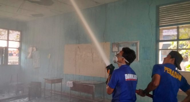 					Petugas Pemadam Kebakaran Menyemprotkan Air ke Bagian yang Masih Terbakar. (Foto: Istimewa)