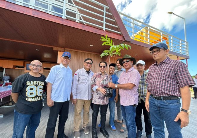 					Penyerahan Bibit Sukun Secara Simbolis dari Bupati Andi Utta kepada Rektor Prof. Jamaluddin. (Foto: Istimewa)