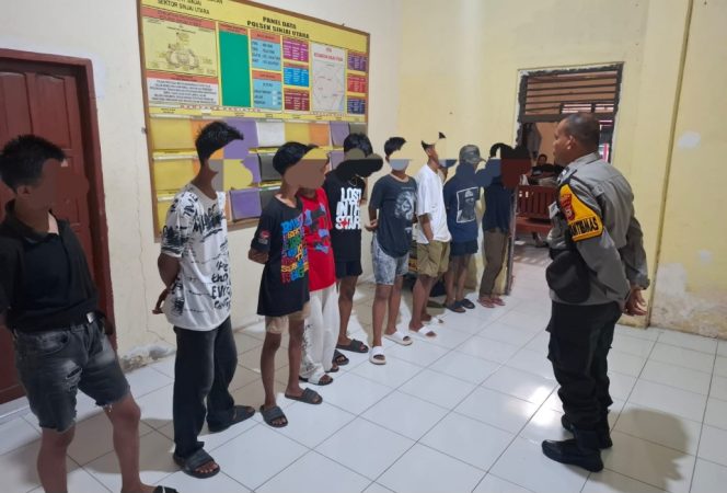 					10 Remaja Saat Masih Diamankan di Mapolsek Sinjai Utara. (Foto: Istimewa)
