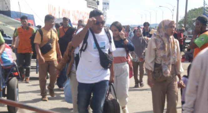 					Pemudik yang Turun dari Kapal di Pelabuhan Nusantara Parepare. (Foto: Berita.News/ Wahyu)
