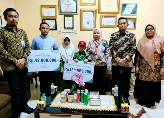 					Penyerahan Secara Simbolis Santunan Kematian kepada Ahli Waris Pegawai RSUD Sinjai yang Meninggal Dunia. (Foto: Istimewa)