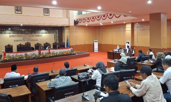 					RDP Warga Kecamatan Bontobahari, Kepala Desa bersama DPRD Bulukumba. (Foto: Berita.News/ Syarif)