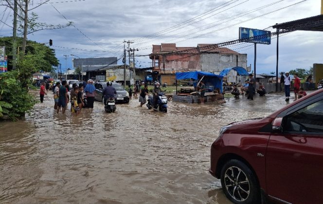 					Kendaraan yang Menorobos Banjir Dibantu Warga. (Foto: Berita.News/ Syarif)