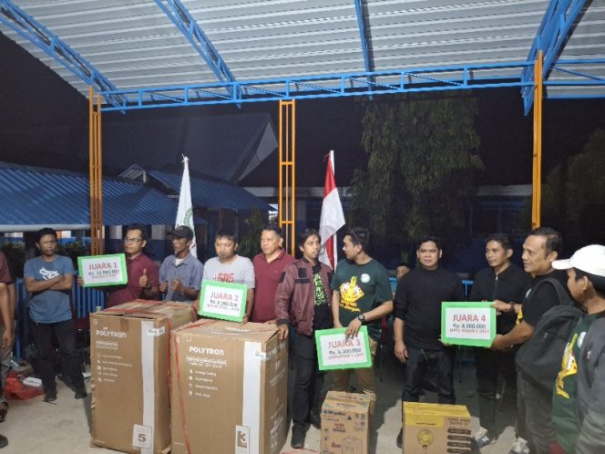 					Penyerahan Hadiah Kepada Juara Turnamen Domino Kebangsaan Cup I Kabupaten Sinjai. (Foto: Berita.News/ Syarif)