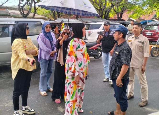 					Ketua Tim Penggerak PKK Kabupaten Bulukumba, Andi Herfida Muchtar Berdialog dengan Pedagang di Tanjung Bira. (Foto: Istimewa)