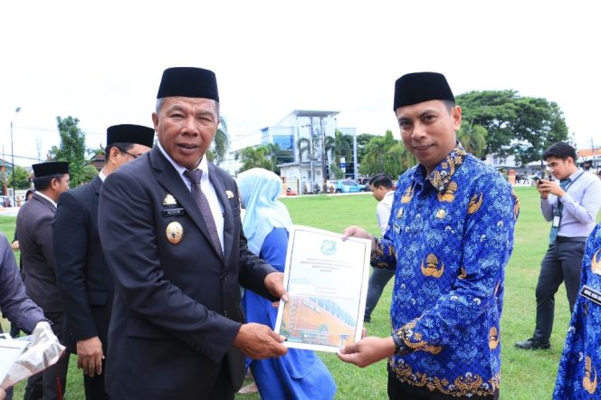 					Bupati Bulukumba, Andi Muchtar Ali Yusuf Menyerahkan SK Pengangkatan ASN. (Foto: Istimewa)