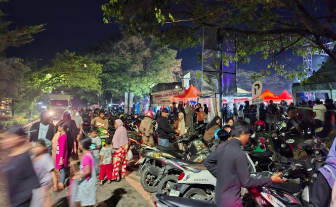 					Pengunjung Pasar Malam di Kapasa Raya Makassar. (Foto: Berita.News/ Akbar)