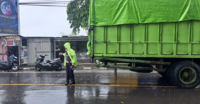 					Polisi Satlantas Polres Parepare saat Melakukan Olah TKP. (Foto: Berita.News/ Wahyu)
