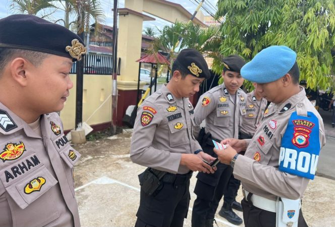 					Propam Periksa Kelengkapan Dokumen SIM, KTA dan Lainnya Terhadap Personel Polres Sinjai. (Foto: Ist/ Humas)