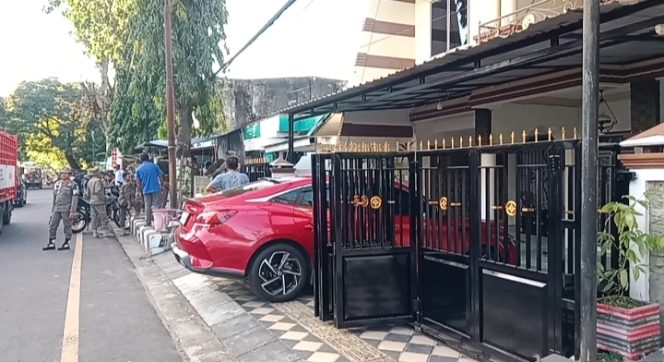 					Salah Satu Rumah Warga yang Pagarnya Menggunakan Trotoar. (Foto: Berita.News/ Wahyu)
