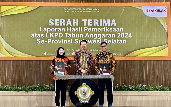 					Wakil Bupati Bulukumba Andi Edy Manaf Menerima Opini WTP dari BPK RI Perwakilan Sulsel. (Foto: Ist/ Humas)