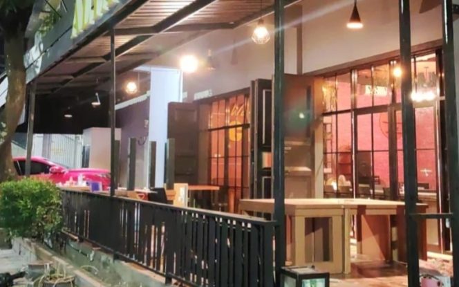 					Kafe Milik Anggota DPRD Parepare Langgar Fungsi Trotoar. (Foto: Berita.News/ Wahyu)