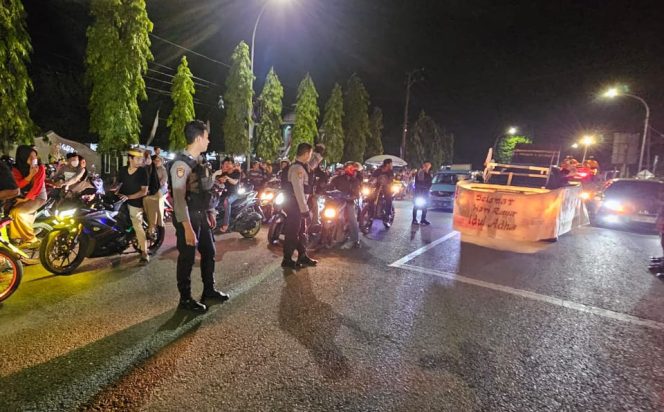 					Personel Polres Sinjai Pengamanan di Depan Masjid Agung Jelang Pelepasan Peserta Pawai Takbiran. (Foto: Istimewa)