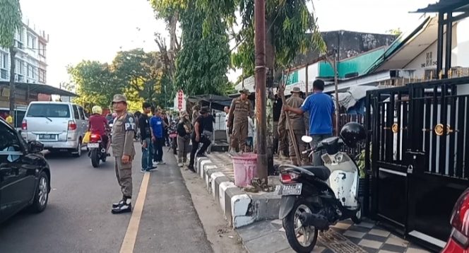 					Pelaksanaan Penertiban PKL oleh Satpol PP Parepare. (Foto: Berita.News/ Wahyu)