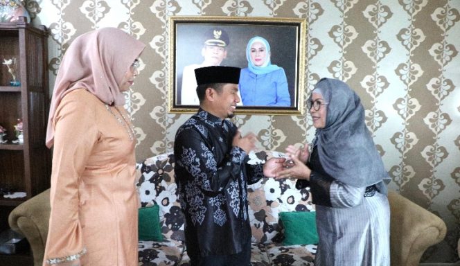 					Kunjungan Tasming Hamid Ke Kediaman Almarhum Faisal Andi Sapada. (Foto: Istimewa)