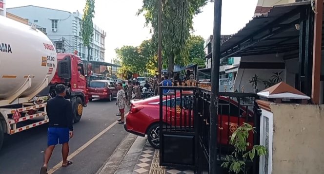					Sala Satu Rumah Warga yang Pagar Rumahnya Menggunakan Bagian Trotoar. (Foto: Berita.News/ Wahyu)