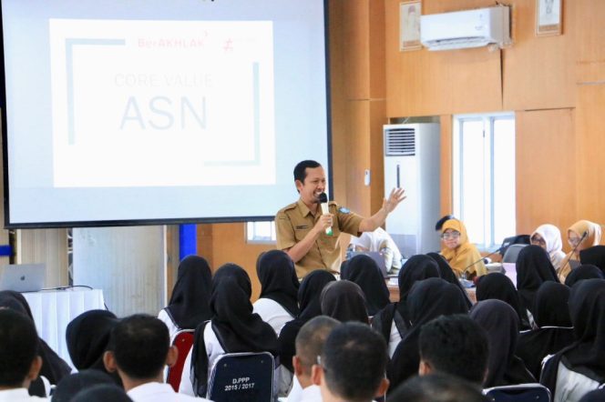 					Kabid Humas Dinas Kominfo, Andi Ayatullah Ahmad saat Memaparkan Materi. (Foto: Istimewa)