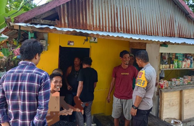 					Personel Polres Selayar Berikan Himbauan Sosialisasi kepada Pedagang Terkait Surat Edaran Bupati. (Foto: Istimewa)