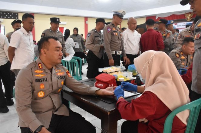 					Pemeriksaan Kesehatan Kapolres Bulukumba AKBP Restu Wijayanto Sebelum Donor Darah. (Foto: Istimewa)