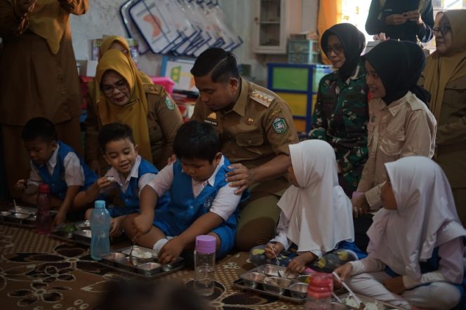					Wali Kota Parepare, Tasming Hamid Berdiskusi Dengan Anak-anak TK. (Foto: Istimewa)