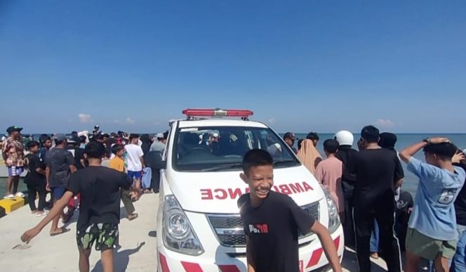 					Proses Evakuasi Jenazah Korban di Pantai Merpati. (Foto: Istimewa)